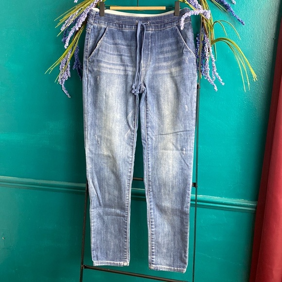 Democracy Denim - Democracy size 2, lightly distressed joggers more like a 4